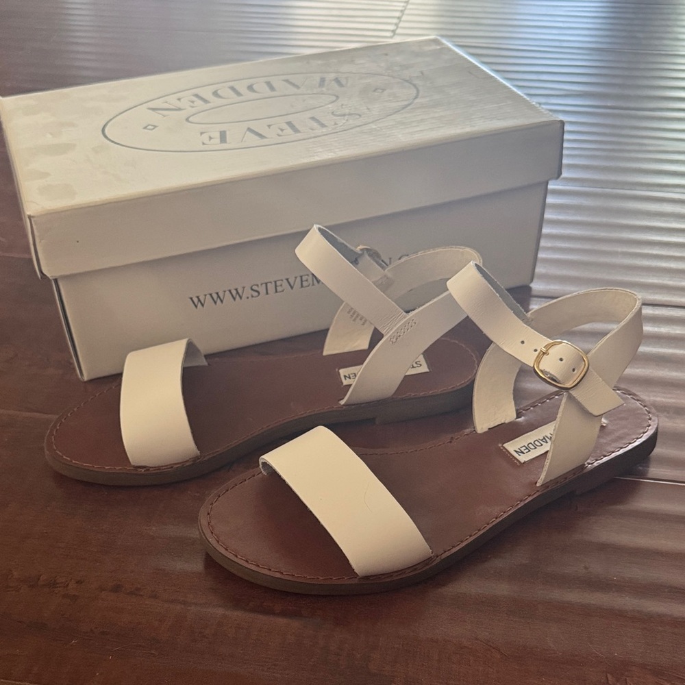 Steve Madden White Leather Sandals, Flats, Donddi, Size 6, New in Box